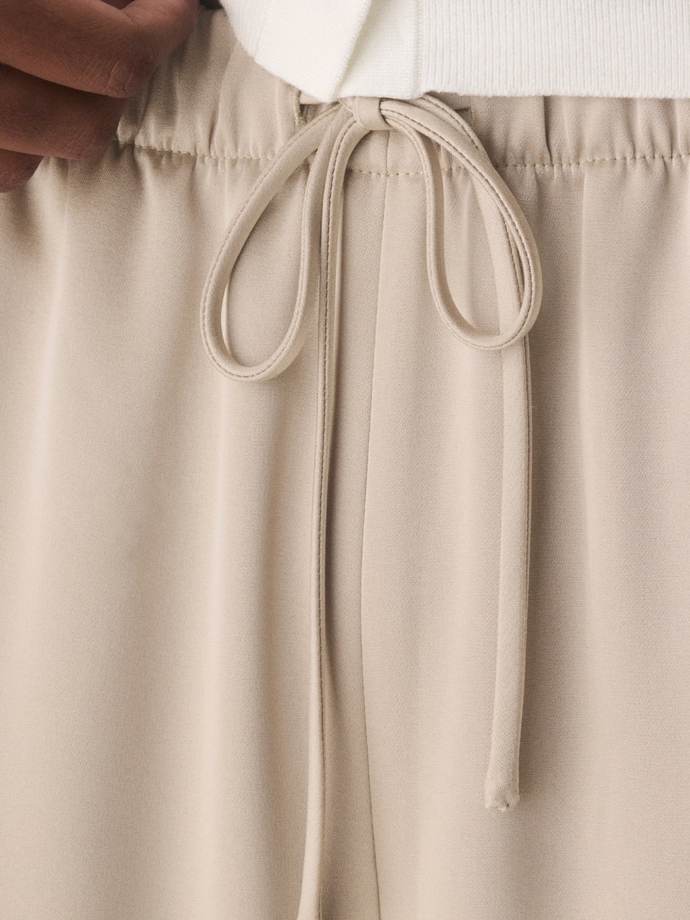 Aritzia NWOT The Lodge Pant Satin Marcona Beige Size Small - Picture 3 of 15